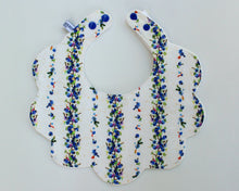 Load image into Gallery viewer, Scalloped Floral Bibs