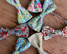 Load image into Gallery viewer, Men&#39;s Liberty of London High Summer Flower Show Suffolk Cotton Bow Tie
